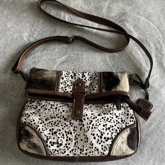 Ariat Handbags - Ariat Leather Purse LIKE NEW!